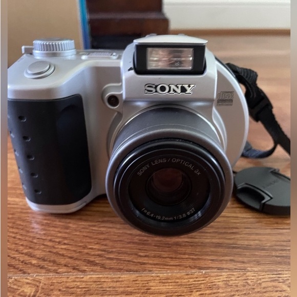 Sony CD Mavica Digital video/ Camera with CD-RW - Picture 2 of 16